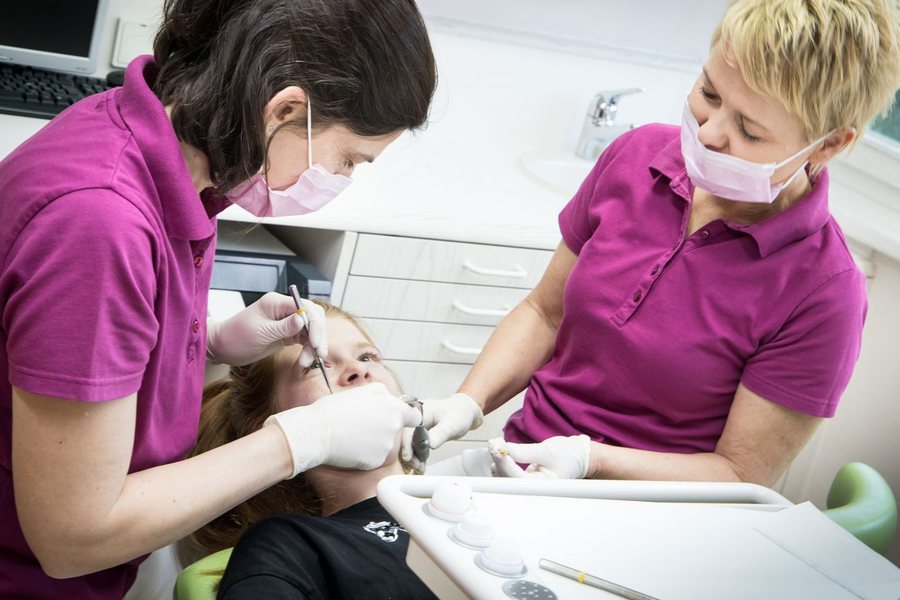 Dr. Katharina Parschik und Irene bei einer kieferorthopädischen Behandlung
